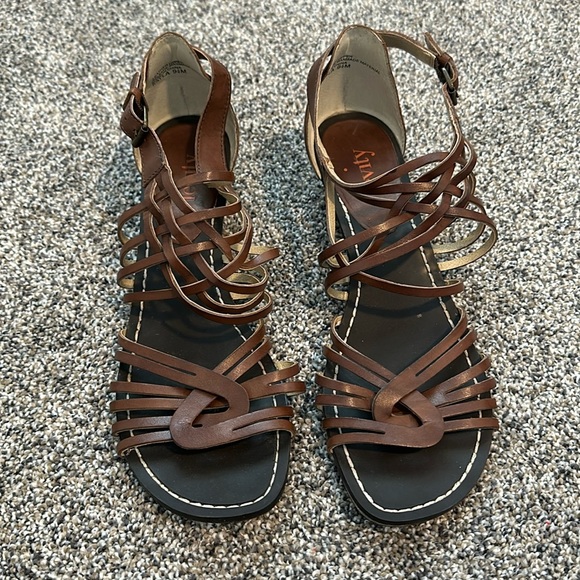 Pretty brown wedge sandal! - Picture 1 of 4